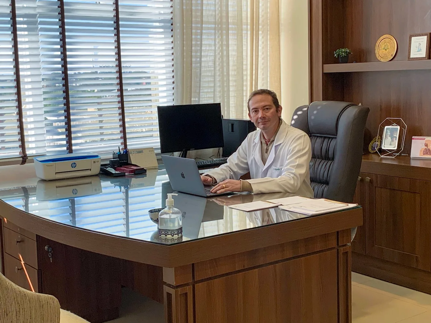 Dr. Ricardo de Lima Lacerda em seu consultório, à mesa de trabalho